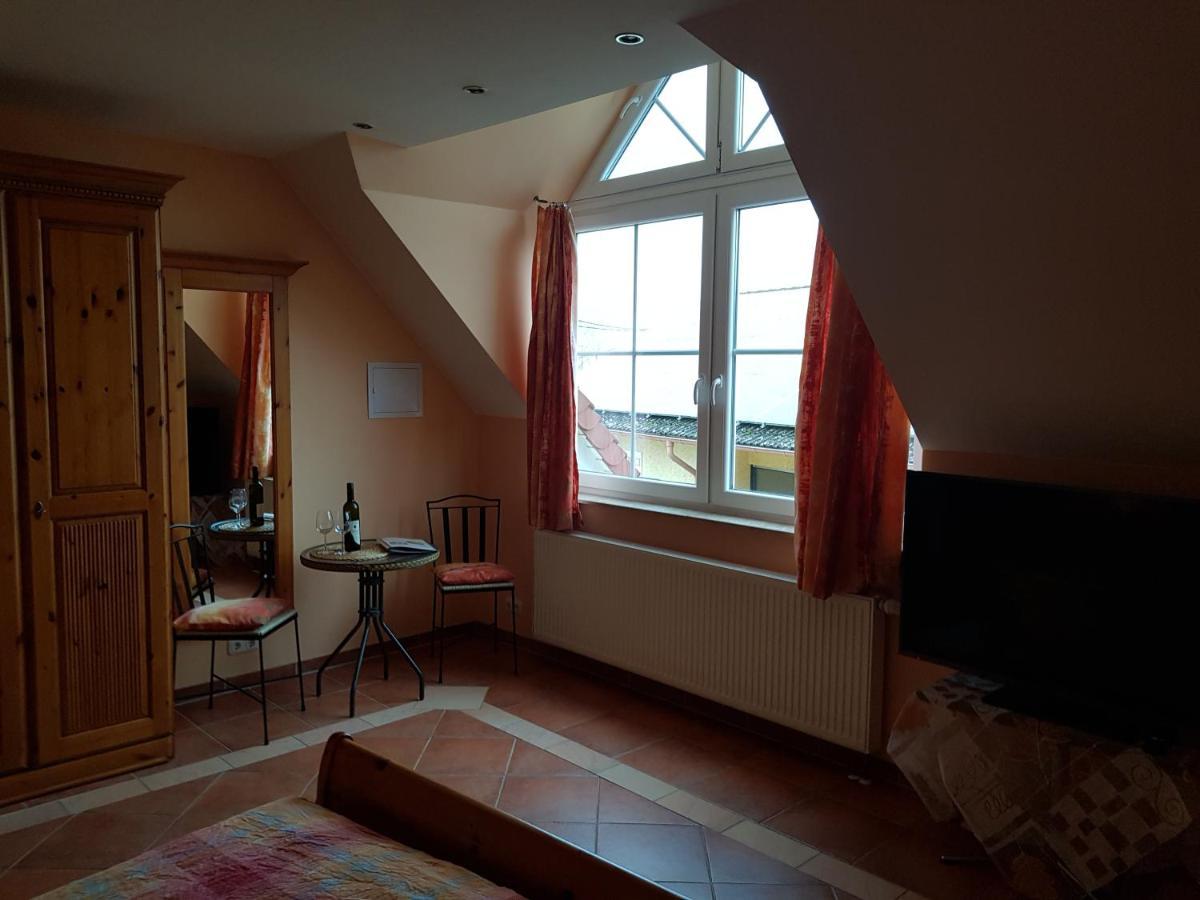 Friesenheim is an Ortsgemeinde Weingut Und Gaestehaus Henrici المظهر الخارجي الصورة