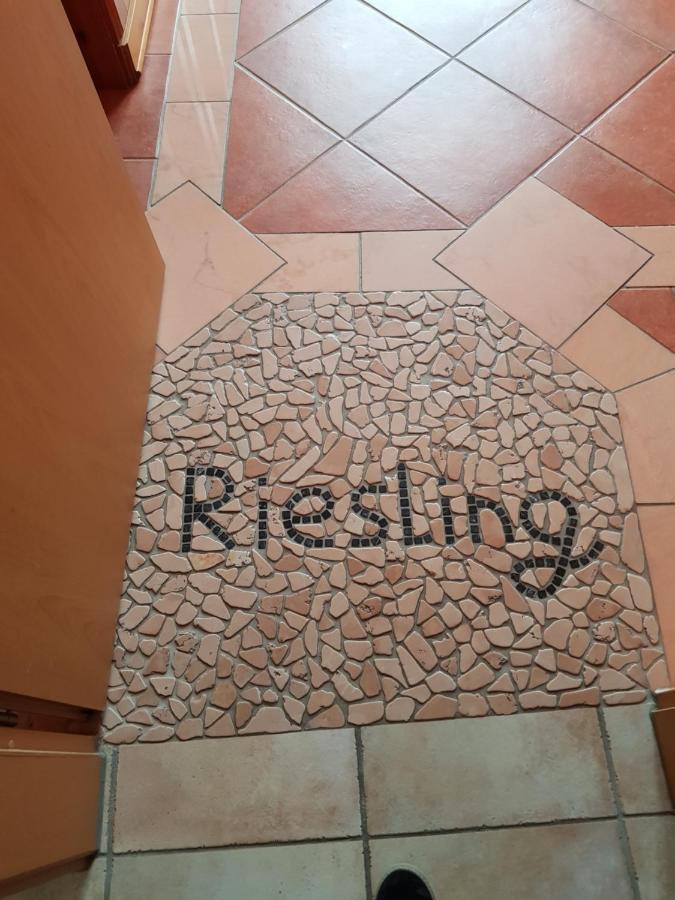Friesenheim is an Ortsgemeinde Weingut Und Gaestehaus Henrici المظهر الخارجي الصورة