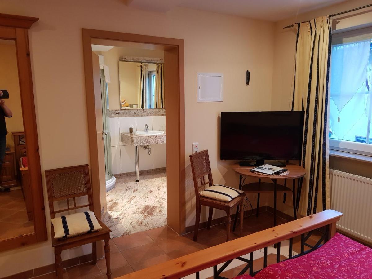 Friesenheim is an Ortsgemeinde Weingut Und Gaestehaus Henrici المظهر الخارجي الصورة